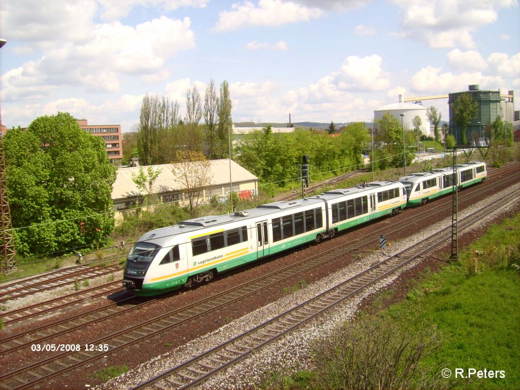 VT10 und ein zweiter VT fahren in Regensburg ein. 03.05.08