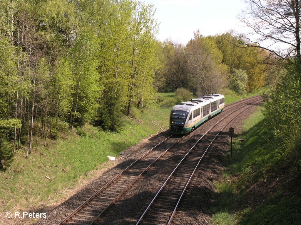 VT15 zieht bei Schnfeld als VBG86560 nach Hof durch die Kurve. 09.05.08
