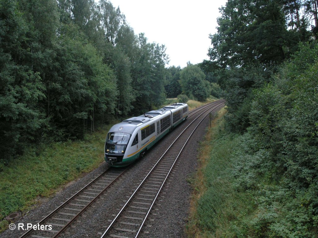 VT19 fhrt bei Schnfeld durch die Kurve als VBG nach Hof. 02.08.08