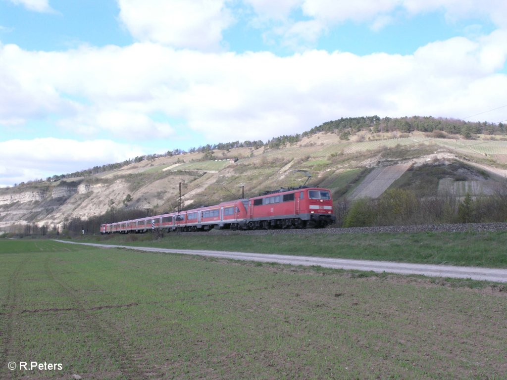 Zwei 111er befrdern im Sandwitch ein RE bei Thngersheim. 10.02.10