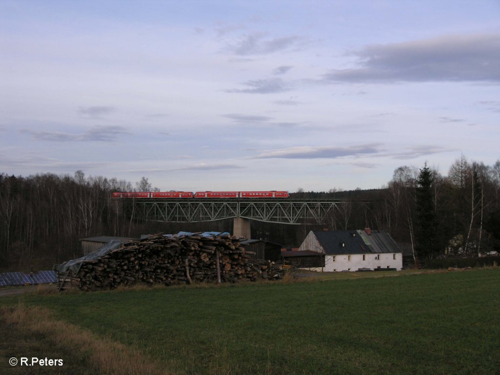 Zwei 612er ziehen ber die Unterthlauer Brcke in Richtung Nrnberg. 29.11.09