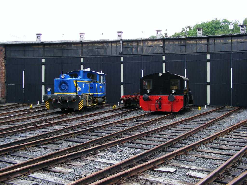 Zwei Kleindieselloks stehen am 25.05.2008 im Eisenbahnmuseum in Bochum-Dalhausen.