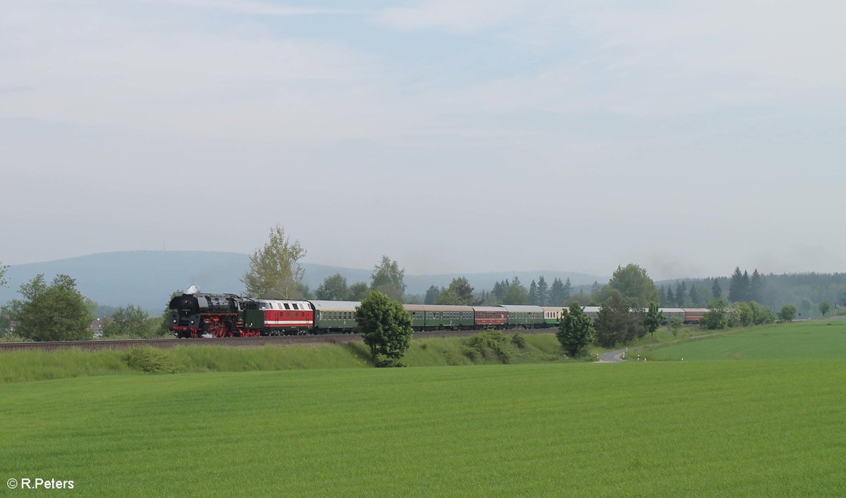 01 1509 und 118 770 mit einem Sonderzug von Dresden nach Nürnberg bei Marktleuthen. 28.05.16