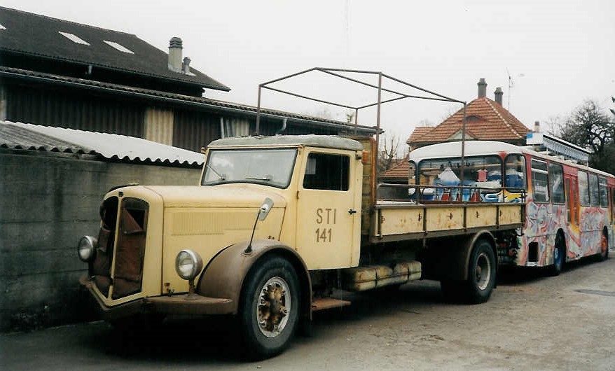 (030'303) - Aus dem Archiv: STI Thun - Nr. 141 - Berna (ex Nr. 41) am 19. Mrz 1999 in Thun, Garage