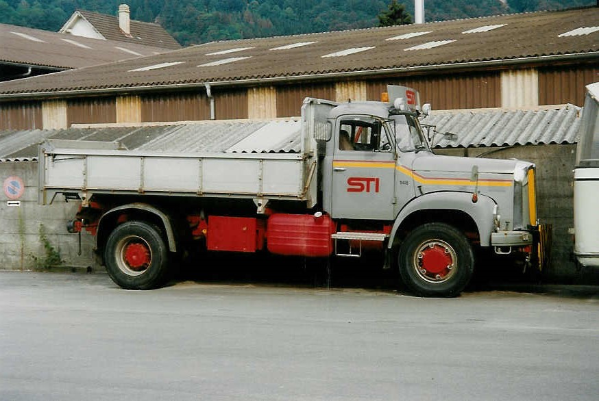 (035'007) - Aus dem Archiv: STI Thun - Nr. 148 - Saurer (ex ATGH Heiligenschwendi Nr. 6) am 31. Juli 1999 in Thun, Garage