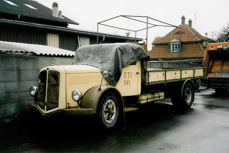 (039'420) - Aus dem Archiv: STI Thun - Nr. 141 - Berna (ex Nr. 41) am 29. Februar 2000 in Thun, Garage