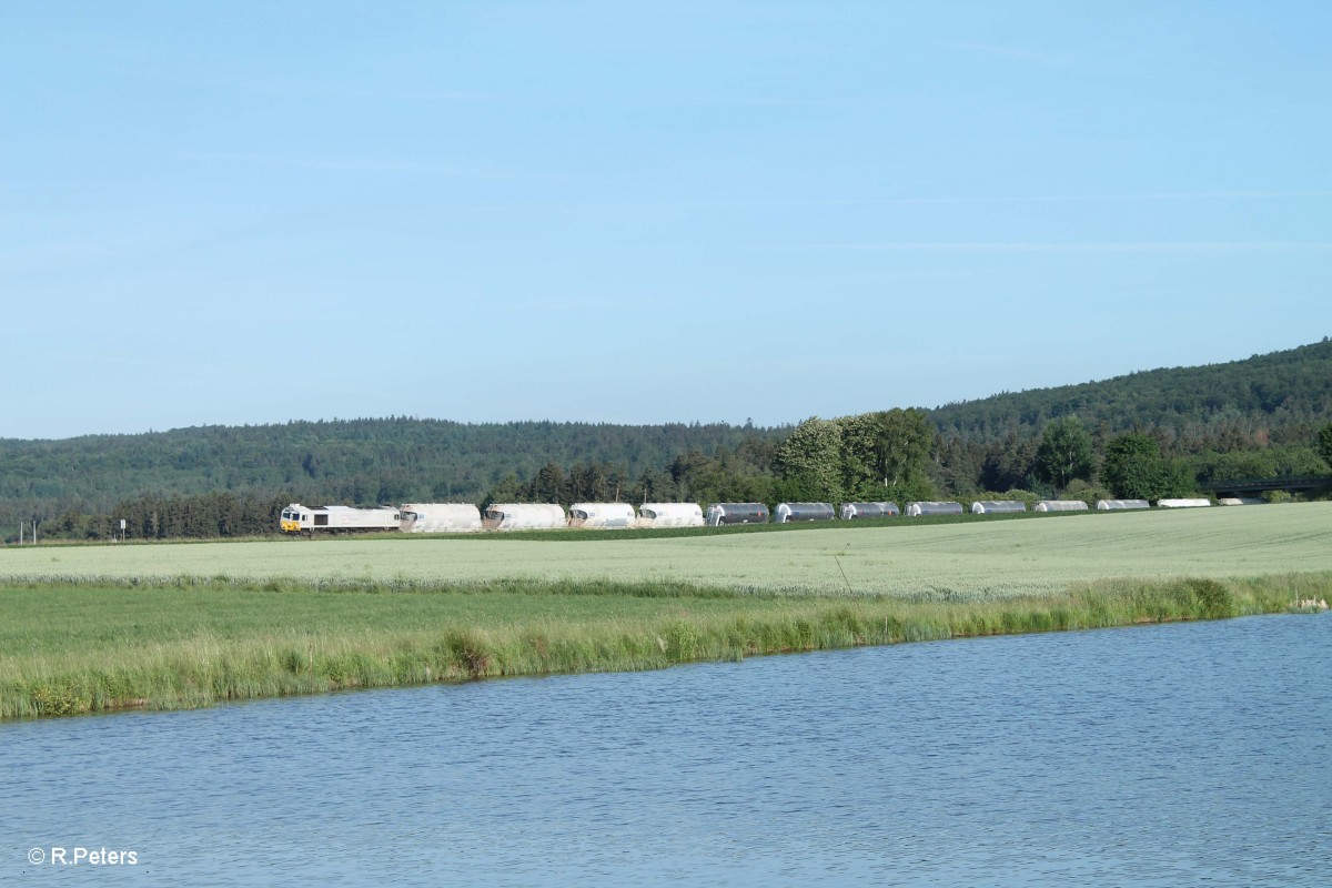 077 012-1 zieht bei Oberteich den MEG Zementzug Rüdersdorf - Regensburg. 17.06.15