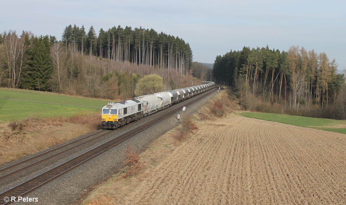 077 012-8 zieht bei Reutlas den Rüdersdorf - Regensburg Zementzug . 30.03.17