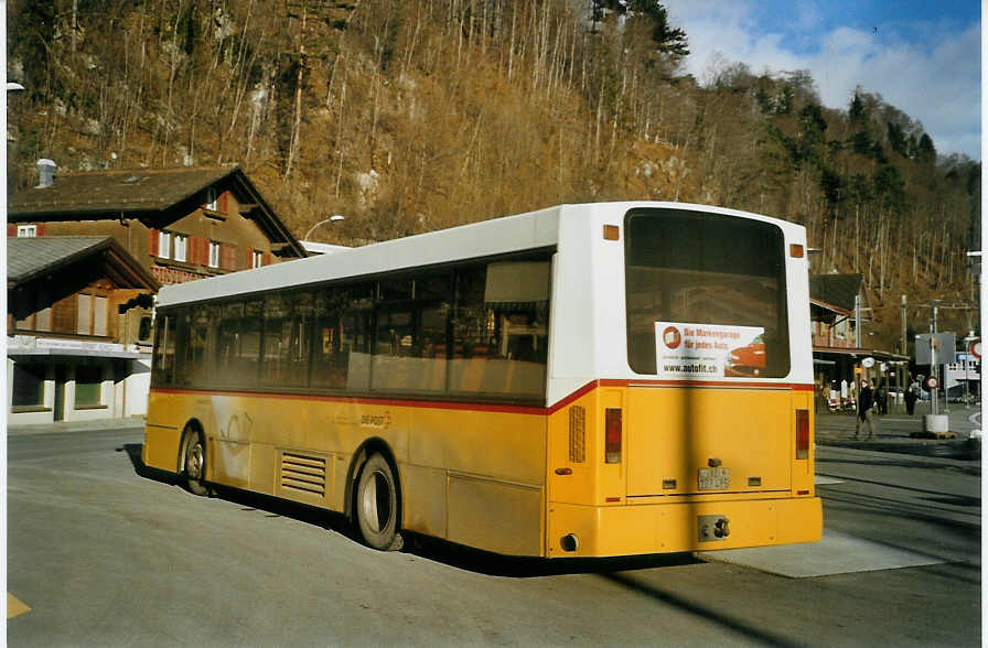 (082'735) - AVBB Schwanden - Nr. 1/BE 123'485 - Volvo/Berkhof am 22. Januar 2006 beim Bahnhof Brienz