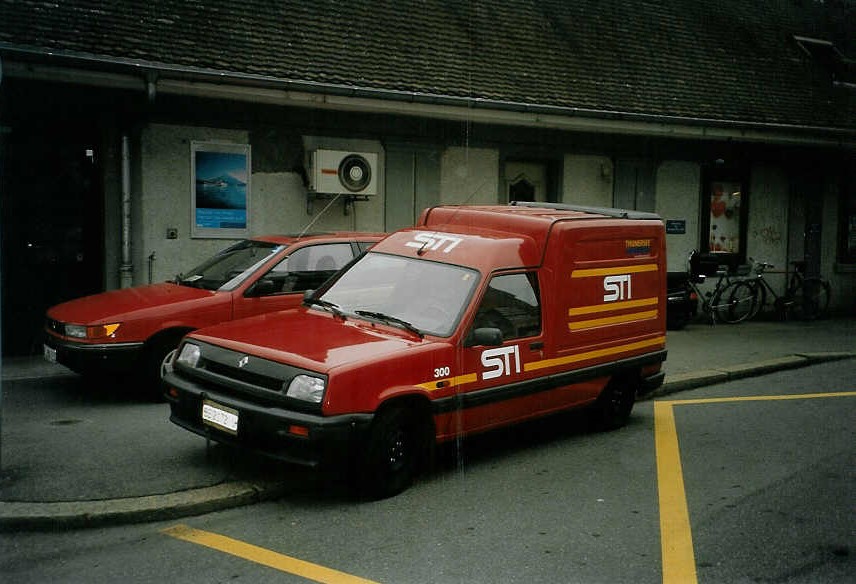 (083'327) - Aus dem Archiv: STI Thun - Nr. 300/BE 2172 U - Renault am 27. Februar 2006 beim Bahnhof Thun