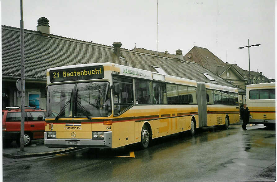 (084'224) - STI Thun - Nr. 63/BE 433'663 - Mercedes am 13. April 2006 beim Bahnhof Thun