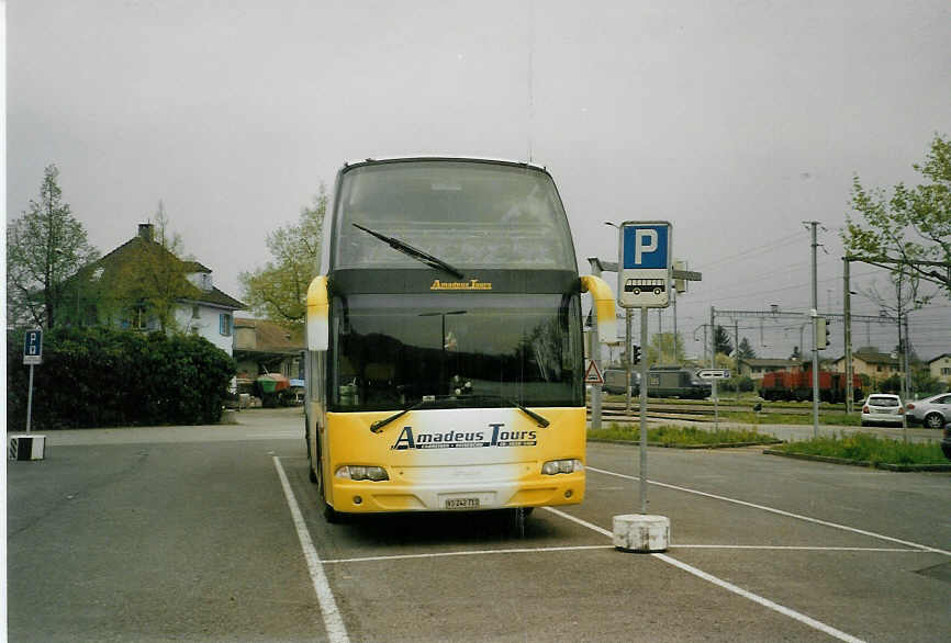 (084'427) - Amadeus, Visp - Nr. 7/VS 242'711 - MAN/Atomic am 29. April 2006 in Thun, Seestrasse