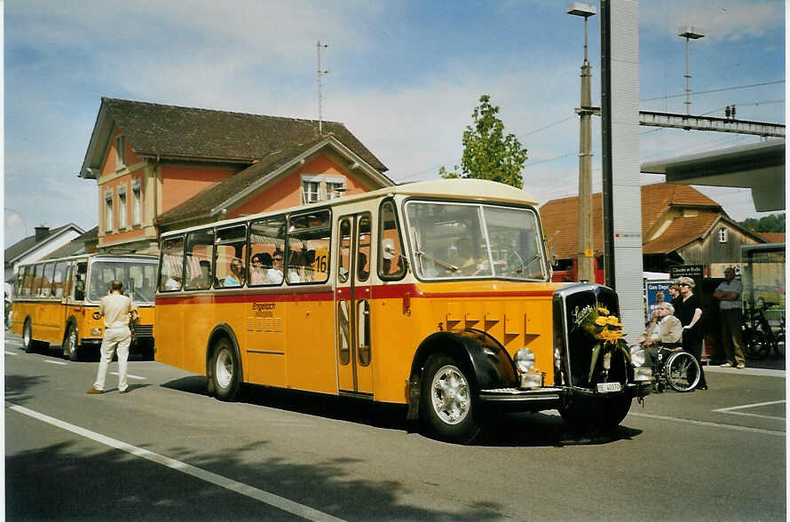 (085'020) - Engeloch, Riggisberg - Nr. 9/BE 40'370 - Saurer/R&J (ex Nr. 2) am 13. Mai 2006 beim Bahnhof Aarberg