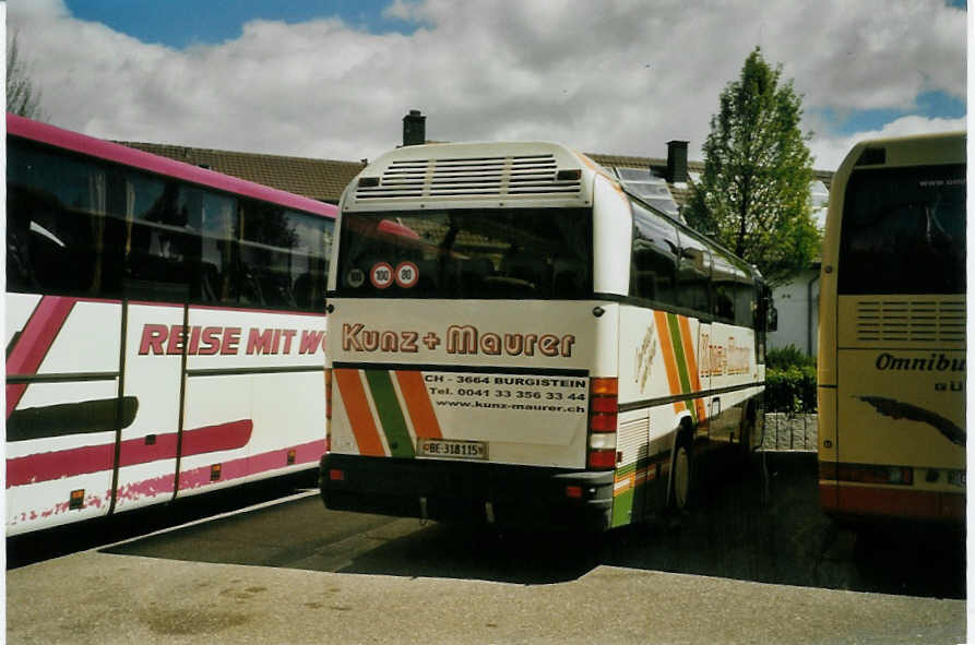 (085'221) - Aus der Schweiz: Kunz+Maurer, Burgistein - Nr. 15/BE 318'115 - Neoplan am 19. Mai 2006 in Rust, Europapark