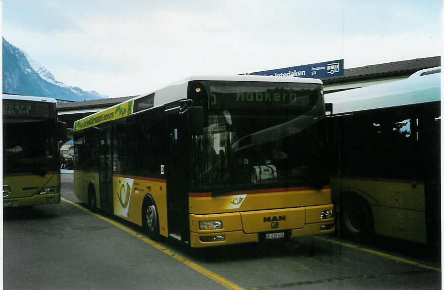 (085'832) - PostAuto Bern - BE 610'534 - MAN/Gppel (ex P 23'034) am 4. Juni 2006 beim Bahnhof Interlaken West