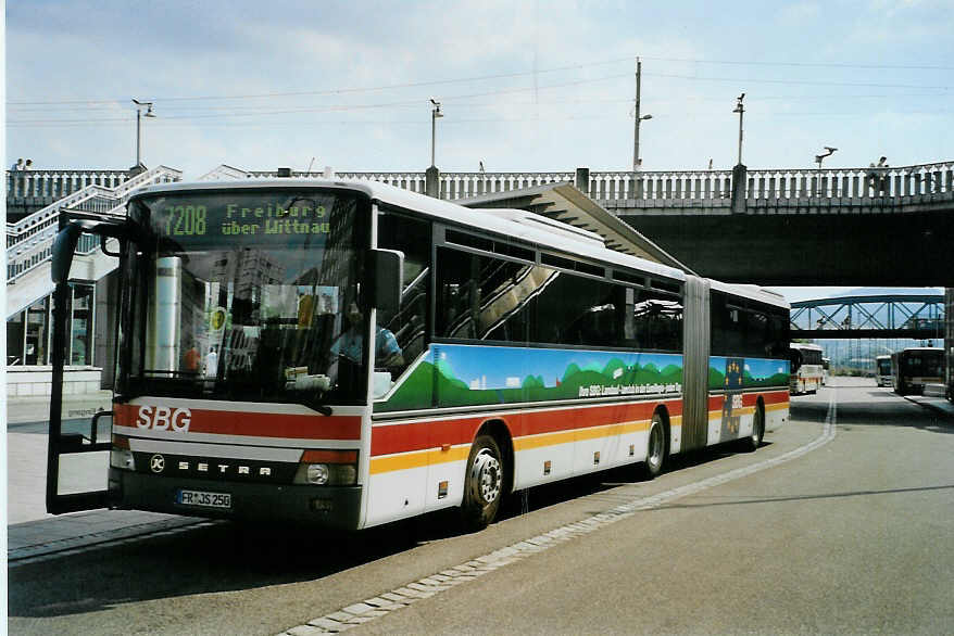 (087'416) - SBG Freiburg - FR-JS 250 - Setra am 24. Juli 2006 beim Bahnhof Freiburg