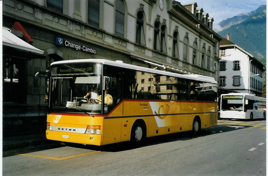 (088'021) - PostAuto Wallis - VS 241'974 - Setra am 26. Juli 2006 beim Bahnhof Brig