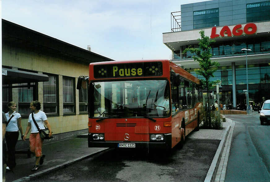 (088'401) - SWK Konstanz - Nr. 21/KN-C 1121 - Mercedes am 31. Juli 2006 beim Bahnhof Konstanz