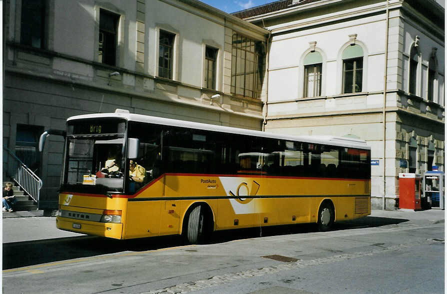 (088'901) - PostAuto Wallis - VS 245'884 - Setra am 7. August 2006 beim Bahnhof Brig