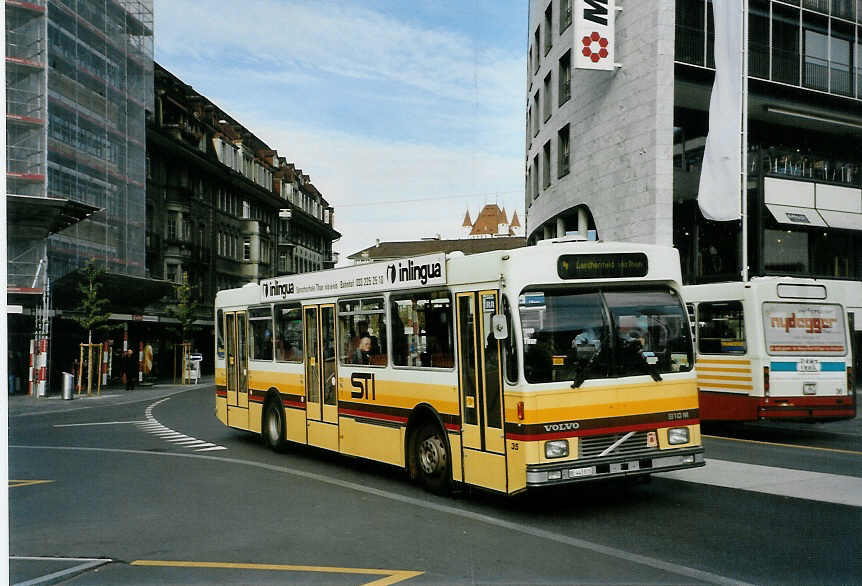 (090'426) - STI Thun - Nr. 35/BE 443'835 - Volvo/R&J (ex SAT Thun Nr. 35) am 8. November 2006 beim Bahnhof Thun