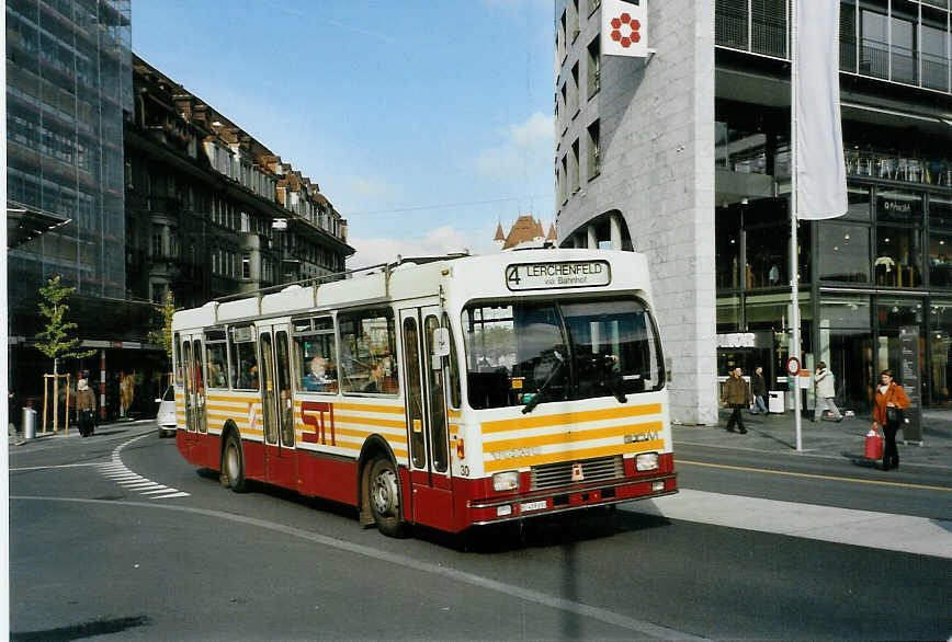 (090'428) - STI Thun - Nr. 30/BE 419'030 - Volvo/R&J (ex SAT Thun Nr. 30) am 10. November 2006 beim Bahnhof Thun