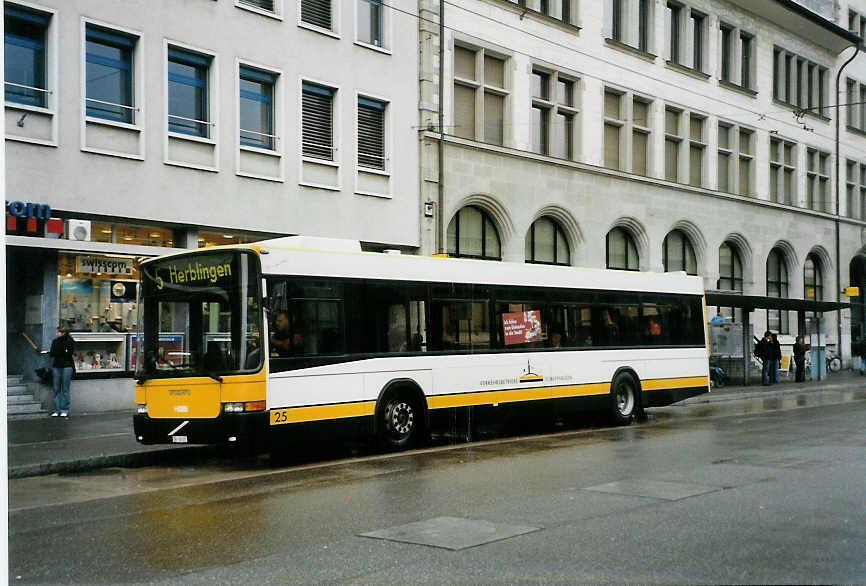 (090'603) - VBSH Schaffhausen - Nr. 25/SH 38'025 - Volvo/Hess am 11. November 2006 beim Bahnhof Schaffhausen