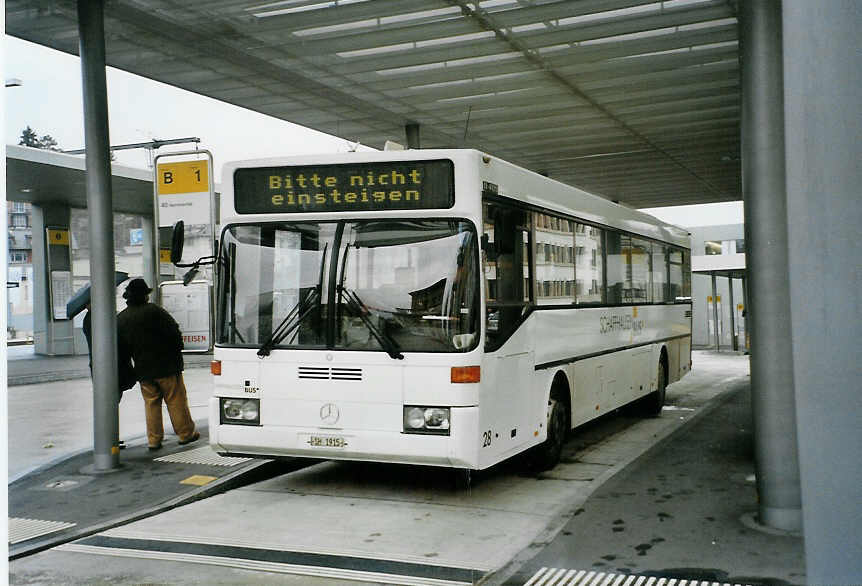 (090'604) - SB Schaffhausen - Nr. 28/SH 1915 - Mercedes (ex Rattin, Schaffhausen Nr. 15) am 11. November 2006 beim Bahnhof Schaffhausen