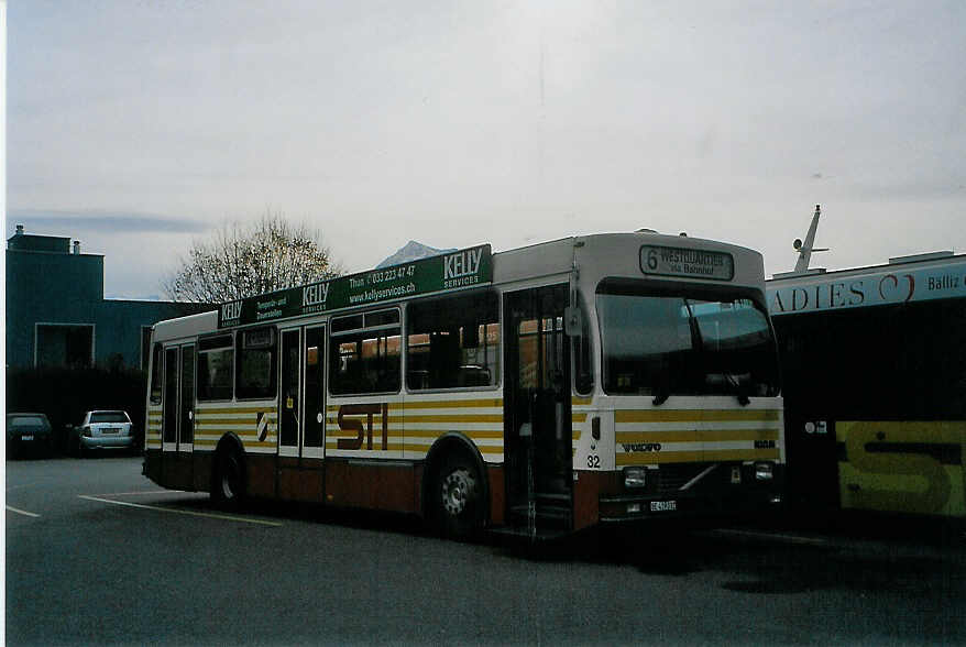 (090'812) - STI Thun - Nr. 32/BE 419'032 - Volvo/R&J (ex SAT Thun Nr. 32) am 24. November 2006 bei der Schifflndte Thun