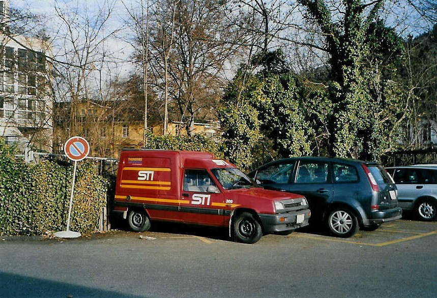 (091'008) - Aus dem Archiv: STI Thun - Nr. 300/BE 2172 U - Renault am 11. Dezember 2006 bei der Schifflndte Thun