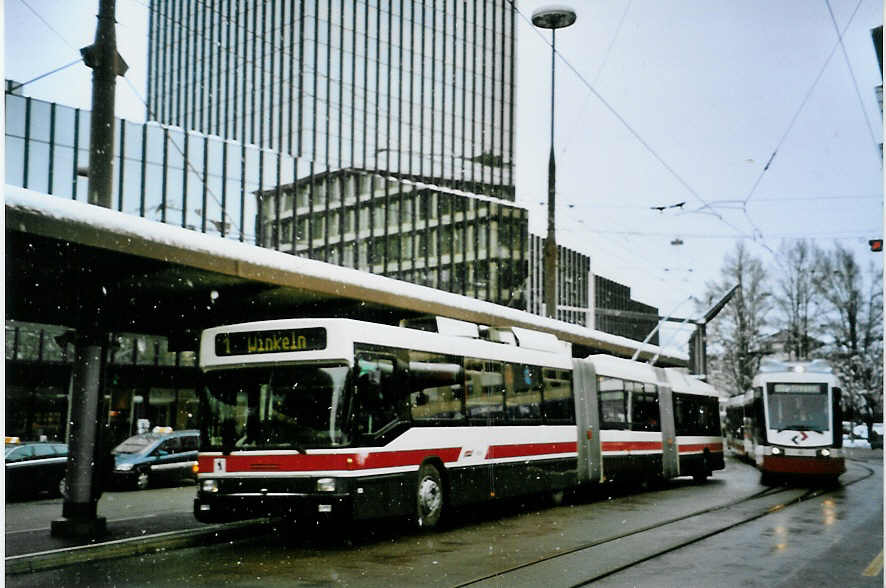 (093'110) - VBSG St. Gallen - Nr. 155 - NAW/Hess Doppelgelenktrolleybus am 22. Mrz 2007 beim Bahnhof St. Gallen