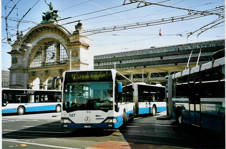 (093'921) - VBL Luzern - Nr. 147/LU 15'079 - Mercedes (ex Heggli, Kriens Nr. 709) am 13. April 2007 beim Bahnhof Luzern