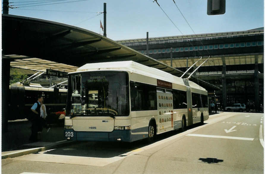 (096'208) - VBL Luzern - Nr. 203 - Hess/Hess Gelenktrolleybus am 15. Juli 2007 beim Bahnhof Luzern