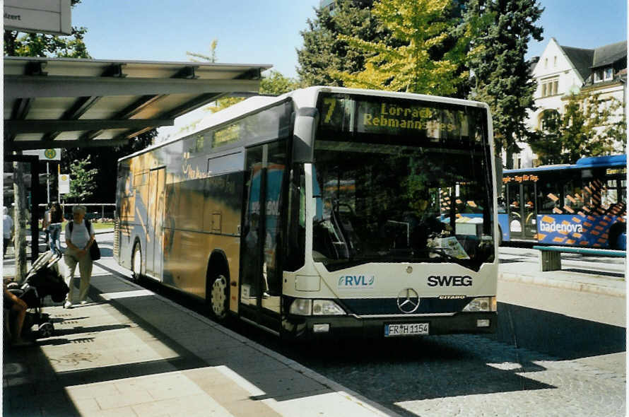 (097'024) - SWEG Lahr - FR-H 1154 - Mercedes am 6. August 2007 beim Bahnhof Lrrach