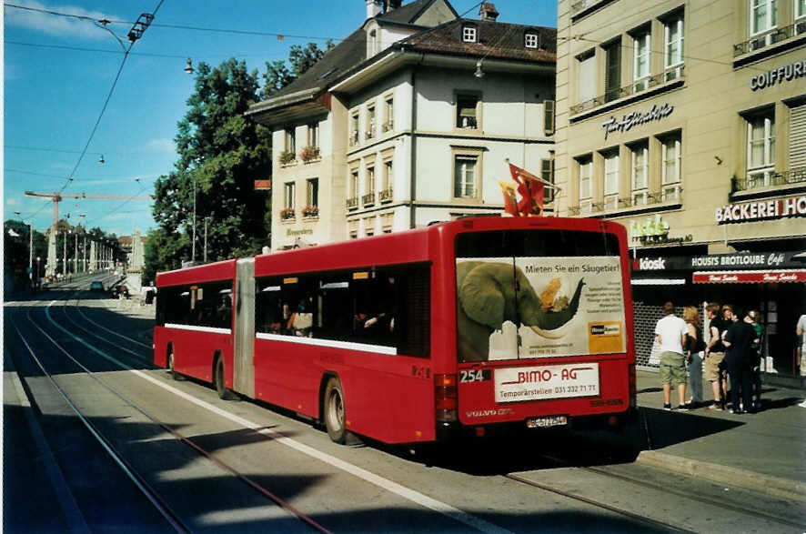 (097'211) - Bernmobil, Bern - Nr. 254/BE 572'254 - Volvo/Hess am 12. August 2007 in Bern, Zytglogge