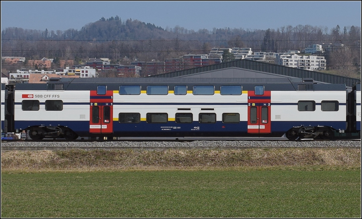 1. Klasse-Wagen des RABe 511 064 bei Wettswil. März 2022.