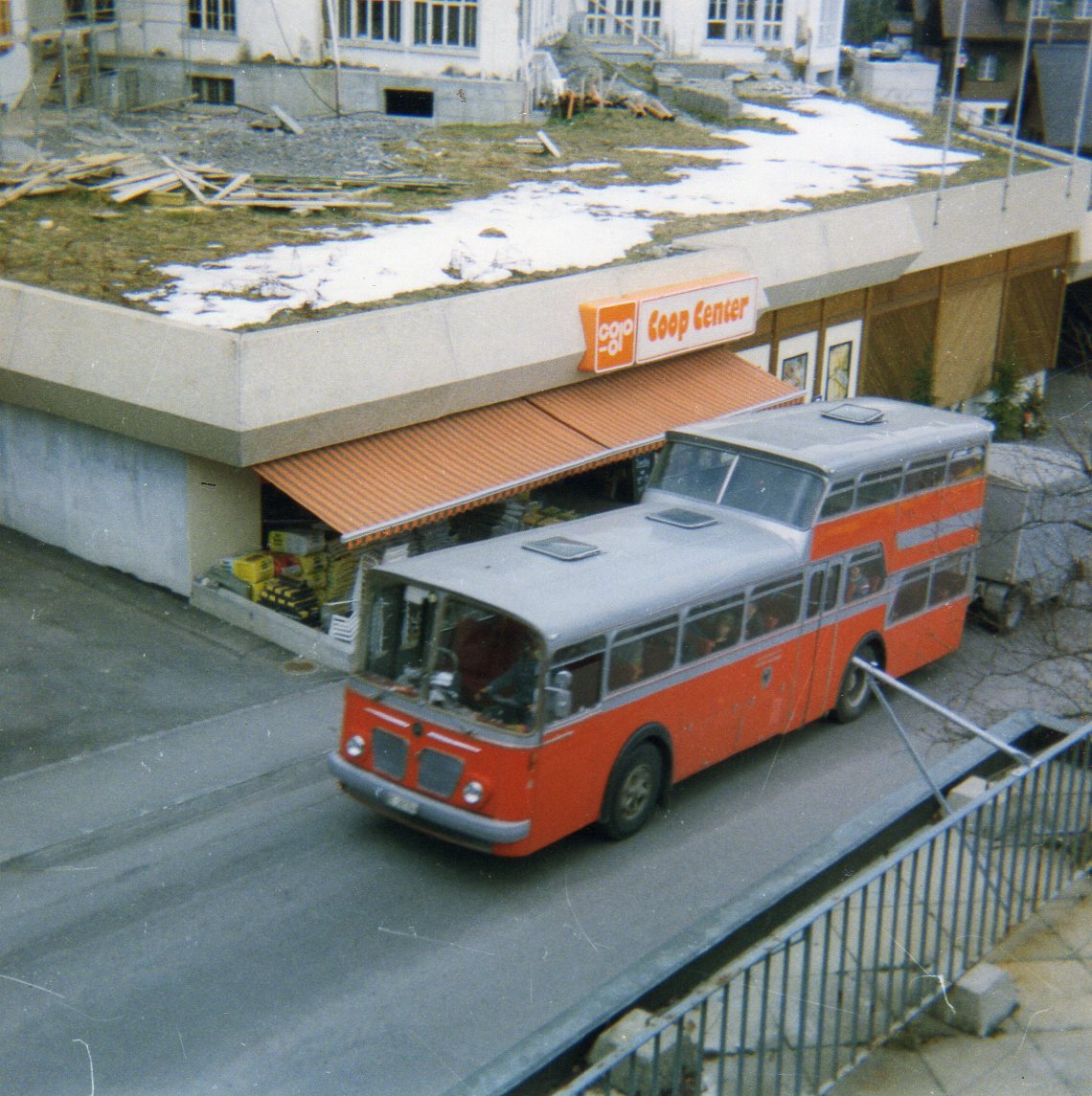 (10-19) - Aus dem Archiv: AFA Adelboden - Nr. 4/BE 26'704 - FBW/Vetter-R&J Anderthalbdecker im April 1988 in Adelboden, Landstrasse