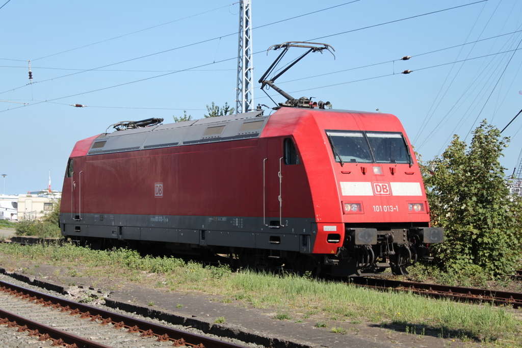 101 013-1 beim Rangieren im Bahnhof Warnemünde am 10.09.2016