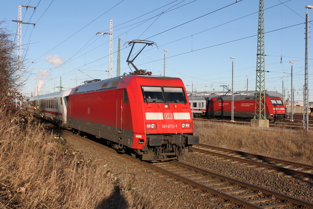 101 072-7 mit IC 2213(Binz-Stuttgart)bei der Ausfahrt im Rostocker Hbf 06.01.2017