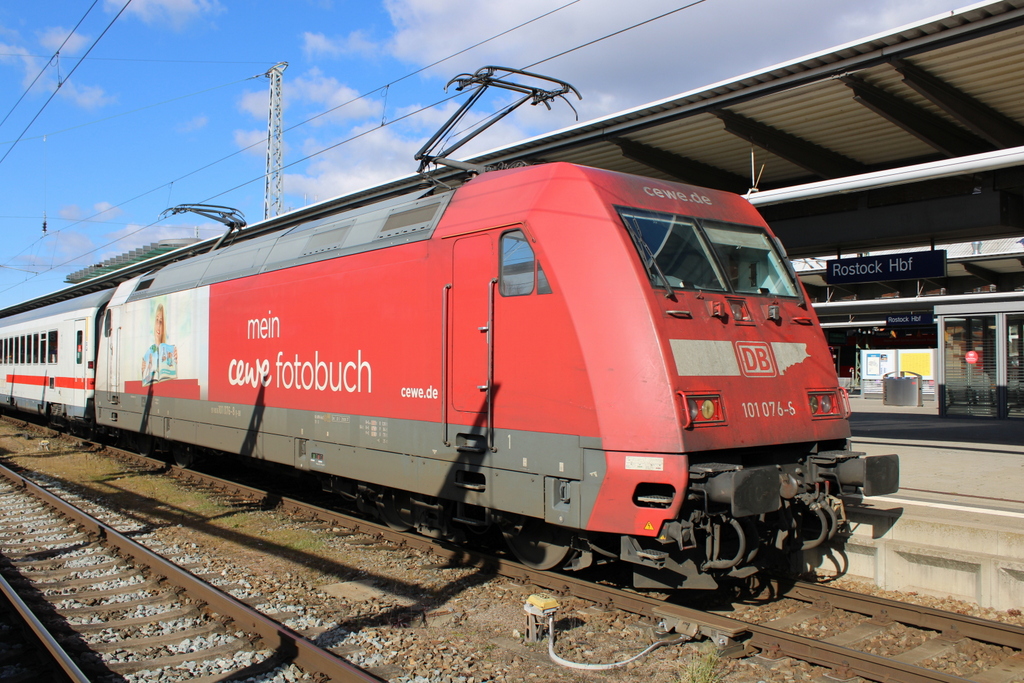 101 076 CEWE Fotobuch mit IC 2212(Koblenz-Binz)kurz vor der Ausfahrt im Rostocker Hbf.04.03.2022