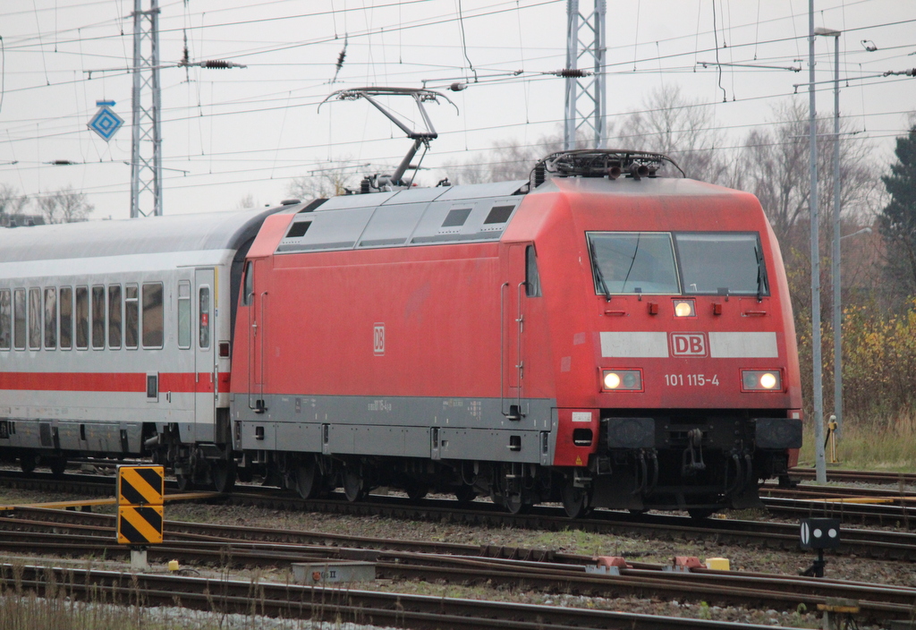 101 115-4 mit IC 2212(Koblenz-Rostock)bei der Einfahrt im Rostocker Hbf.04.12.2020