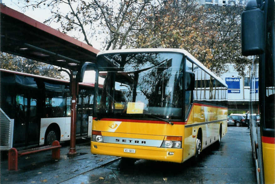 (101'736) - Evquoz, Erde - VS 1011 - Setra am 9. Dezember 2007 beim Bahnhof Sion