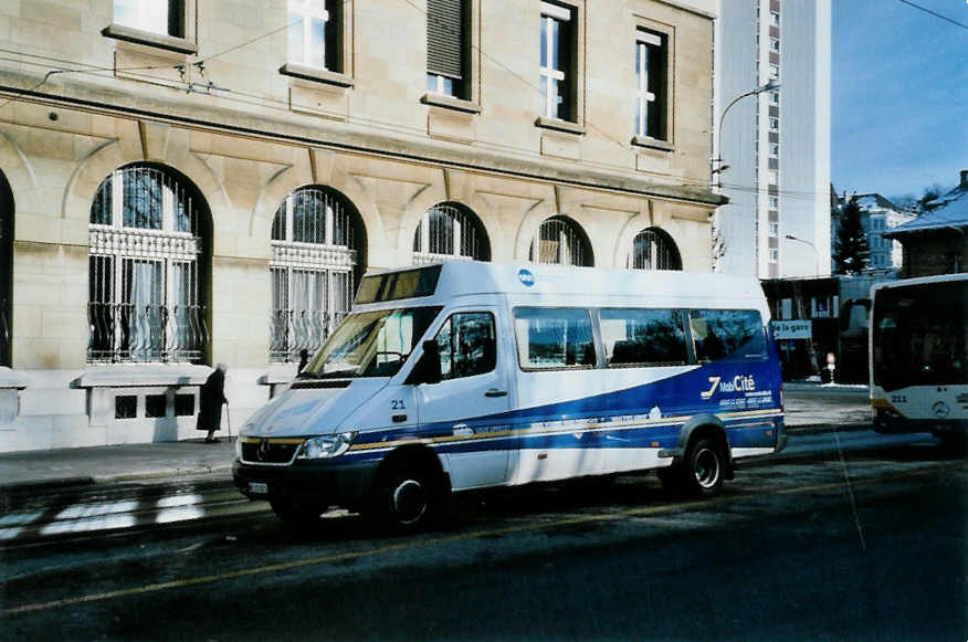 (102'124) - MobiCit, La Chaux-de-Fonds - Nr. 21/NE 113'821 - Mercedes am 22. Dezember 2007 beim Bahnhof La Chaux-de-Fonds