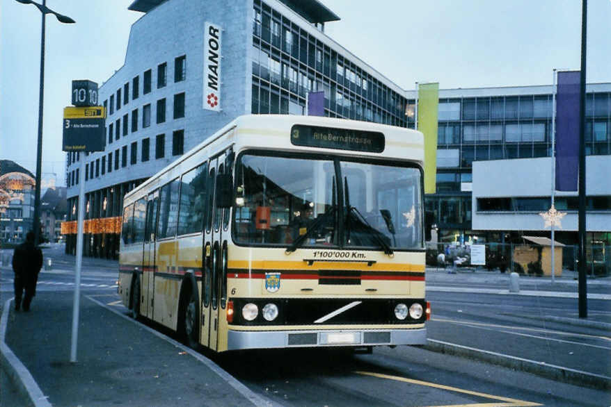 (102'216) - STI Thun - Nr. 6/BE 26'667 - Volvo/FHS (ex TSG Blumenstein Nr. 6) am 23. Dezember 2007 beim Bahnhof Thun