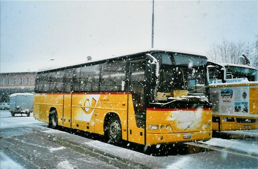 (105'615) - Evquoz, Erde - VS 81'888 - Volvo am 21. Mrz 2008 beim Bahnhof Sion