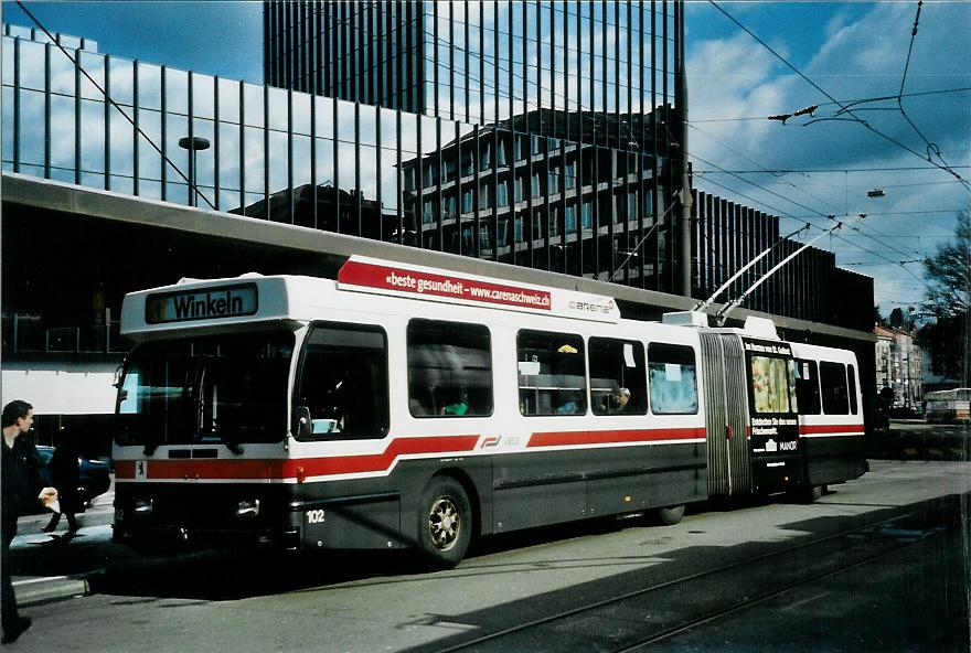 (105'834) - VBSG St. Gallen - Nr. 102 - Saurer/Hess Gelenktrolleybus am 29. Mrz 2008 beim Bahnhof St. Gallen