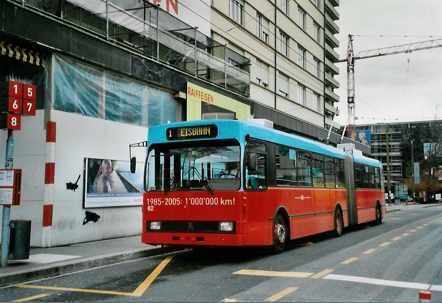 (106'504) - VB Biel - Nr. 62 - Volvo/R&J Gelenktrolleybus am 14. April 2008 beim Bahnhof Biel