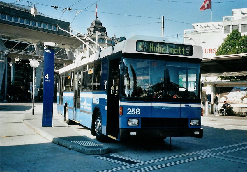 (109'218) - VBL Luzern - Nr. 258 - NAW/R&J-Hess Trolleybus am 16. Juli 2008 beim Bahnhof Luzern