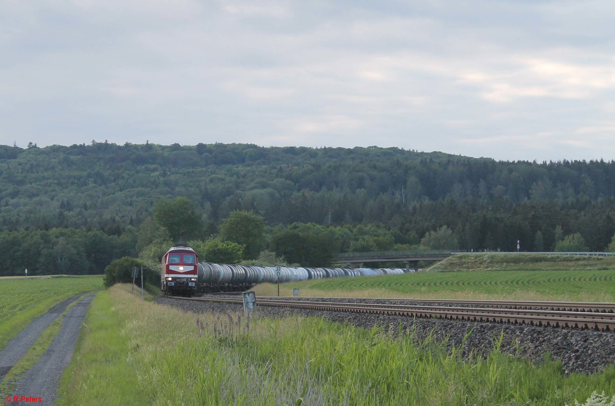 10min bevor der Zug kam verschwand leider doch noch die Sonne 🙁 232 182 + 232 673 mit DGS 95090 Bitterfeld - Ingolstadt bei Oberteich. 21.06.20