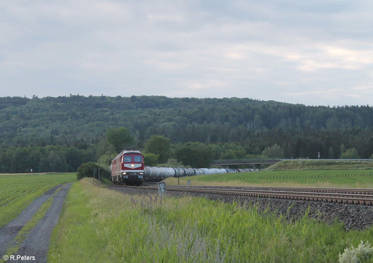 10min bevor der Zug kam verschwand leider doch noch die Sonne 🙁 232 182 + 232 673 mit DGS 95090 Bitterfeld - Ingolstadt bei Oberteich. 21.06.20