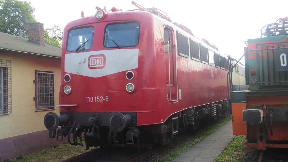 110 152-6 (115 152) steht im DB Museum Koblenz am 25.06.2022